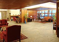 Gemütliche Hotel-Lobby mit Sitzbereichen und vielen Pflanzen.
