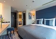 Moderne, gemütliche Kabine mit Doppelbett und stilvollem Design.