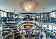 Eleganter Salon mit Treppe, stilvoll eingerichtet, helle Atmosphäre.