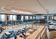Eleganter Panorama-Salon mit moderner Einrichtung und Beleuchtung.