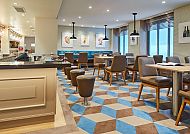 , Moderne, stilvolle Bar auf der AIDAnova mit geometrischem Teppich.