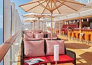 , Entspannte Atmosphäre an der Pool Bar auf der AIDAnova.